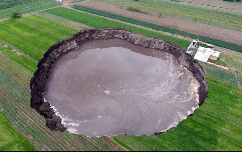 La extracción intensiva de agua, sequías, erosión de los suelos y fuertes lluvias contribuyeron a la formación del fenómeno. EFE/H. Ríos