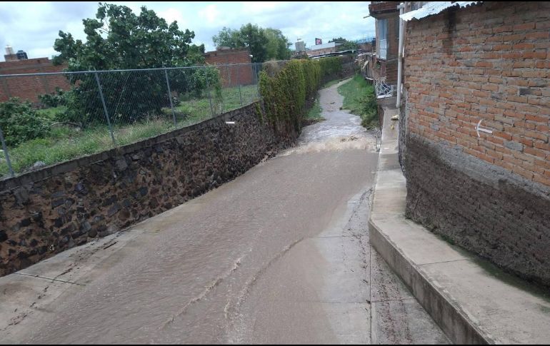Así lucía esta tarde el arroyo en Jamay. TWITTER@PCJalisco