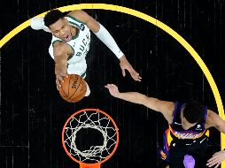 La estrella griega, que compite por primera vez por el anillo, sumó 42 puntos, 12 rebotes y 3 tapones en un juego en el que apenas contó con ayuda ofensiva de sus compañeros. AP