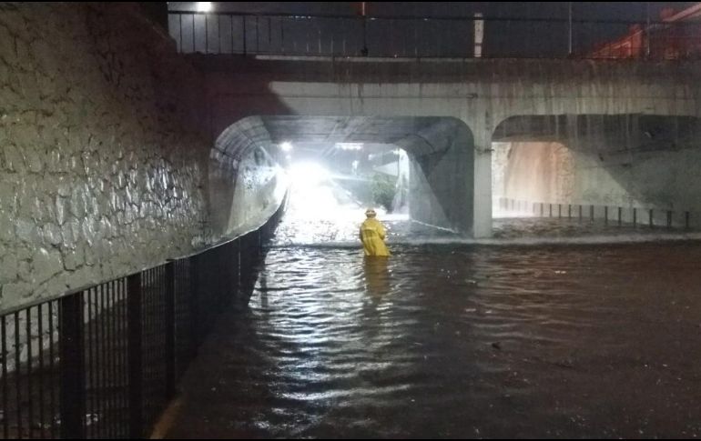 Se reportó que en el paso a desnivel de Washington y 8 de Julio, el agua alcanzó una altura de casi dos metros. ESPECIAL /