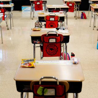 Estudiantes y maestros vacunados en EU ya no necesitarán cubrebocas