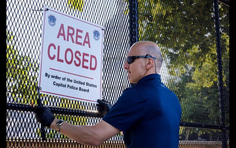 En medio de una gran expectación, un miembro de la Policía del Capitolio descolgó de una de las vallas un cartel blanco que avisaba con letras en rojo 