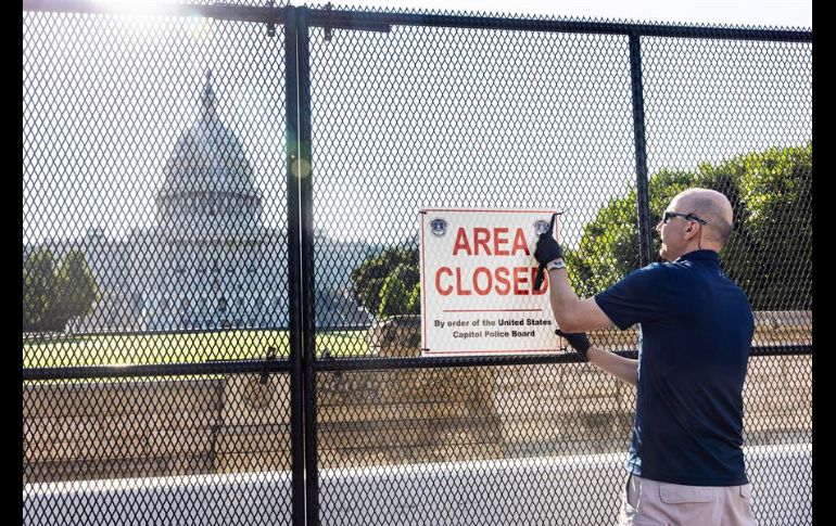 En medio de una gran expectación, un miembro de la Policía del Capitolio descolgó de una de las vallas un cartel blanco que avisaba con letras en rojo 