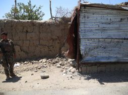 Un soldado afgano toma posiciones en el distrito de Alishang, en la provincia de Laghman. EFE/G. Habibi