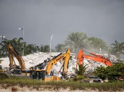 Rescatistas usan maquinaria para buscar entre los escombros en Surfside, Florida. AFP/A. Moneymaker