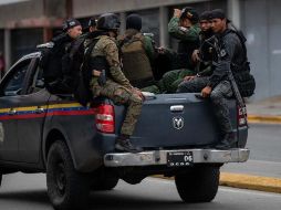 Funcionarios de las Fuerzas de Acciones Especiales (FAES) de la Policía Nacional Bolivariana viajan en una patrulla para entrar al barrio Cota 905 en Caracas, donde se desarrolló el tiroteo. EFE/R. Peña