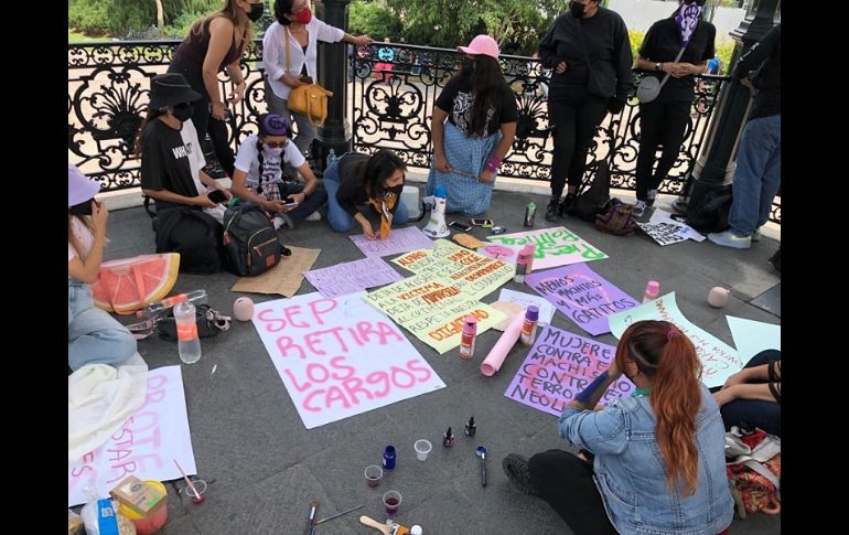 Las inconformes hicieron su pronunciamiento en el kiosco de la Plaza de Armas. EL INFORMADOR/R. Rivas