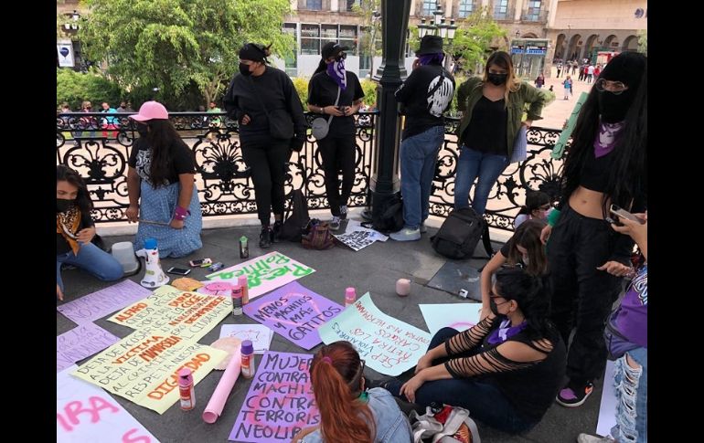 Las inconformes hicieron su pronunciamiento en el kiosco de la Plaza de Armas. EL INFORMADOR/R. Rivas