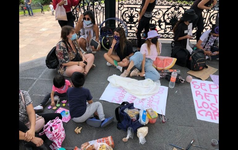Las inconformes hicieron su pronunciamiento en el kiosco de la Plaza de Armas. EL INFORMADOR/R. Rivas