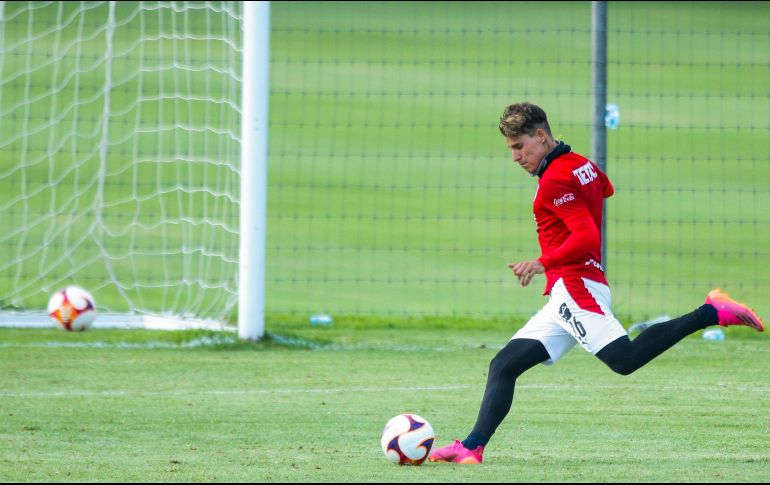 OPORTUNIDAD.  Cristian “Chicote” Calderón podría ir de inicio en el ataque rojiblanco ante los Rayados de Monterrey. IMAGO7