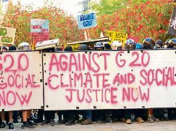 Mientras se llevaba a cabo la reunión en la que se definió que las multinacionales paguen un impuesto global de 15% de sus ganancias, las personas aprovecharon para manifestarse contra el G20. EFE/A. Merola