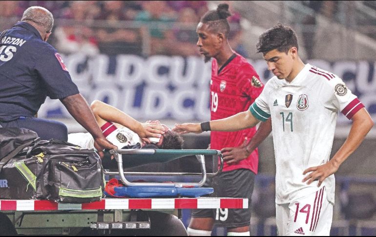 EL DRAMA. Hirving Lozano salió con herida en la cara y fuerte golpe que afectó cervicales, lo que obligó a llevarle al hospital para practicarle estudios. AFP