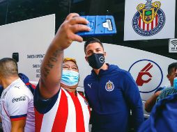 GIRA POR EU. Un aficionado se toma una foto con Hiram Mier durante la visita del Rebaño a la ciudad de Edinburg, Texas, donde empataron a cero contra los Tigres. ESPECIAL
