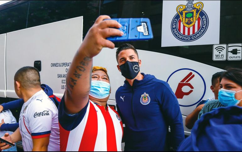 GIRA POR EU. Un aficionado se toma una foto con Hiram Mier durante la visita del Rebaño a la ciudad de Edinburg, Texas, donde empataron a cero contra los Tigres. ESPECIAL
