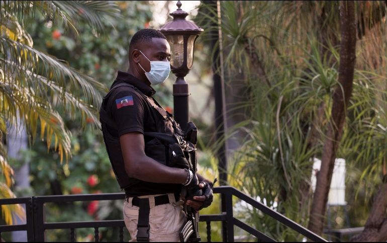 Un policía vigila afuera de donde el presidente interino de Haití, Claude Joseph, habla en una rueda de prensa hoy, en Puerto Príncipe. EFE/O. Barría