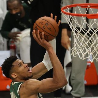 Giannis Antetokounmpo lidera triunfo de Milwaukee en las Finales