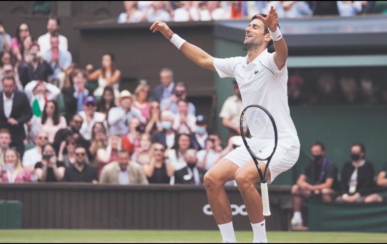 JÚBILO. Luego de lograr el último punto de su partido ante el italiano Matteo Berrettini, el serbio se dejó caer sobre el pasto sagrado de la Cancha Central del All England Club para asimilar su histórico triunfo. AP/ K.WIGGLESWORTH