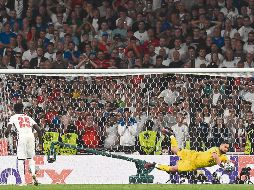 EL MOMENTO. Gianluigi Donnarumma ataja el disparo de Bukayo Saka para que los italianos levantaran el cetro del Viejo Continente. AFP