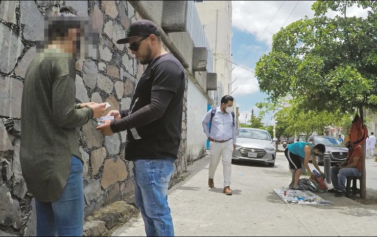SE EXTIENDEN. A los vendedores de medicamento no les bastó con dominar la zona santuario pese a los constantes operativos de las autoridades federales. Ahora ya asedian a los usuarios del Antiguo Hospital Civil 