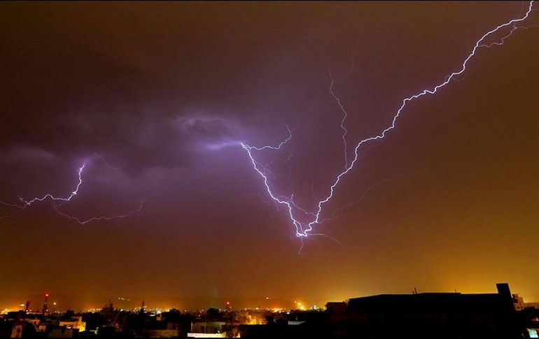 Los rayos, en esta imagen sobre Jaipur, matan a decenas de personas cada año en India. GETTY IMAGES
