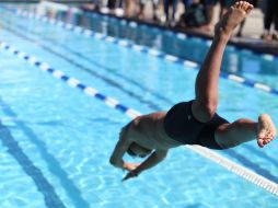 La natación es de las disciplinas más buscadas por los papás. ESPECIAL/Photo by Brian Matangelo on Unsplash.