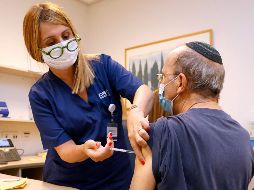 Israel comienza a administrar una tercera dosis de la vacuna anticovid a pacientes con riesgo inmunológico, tras el aumento de casos por coronavirus debido a la propagación de la variante Delta. AFP / J. Guez