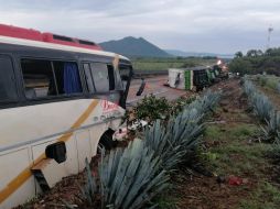 Mueren seis personas en choque de camión de carga y autobús en autopista Tepic-Guadalajara