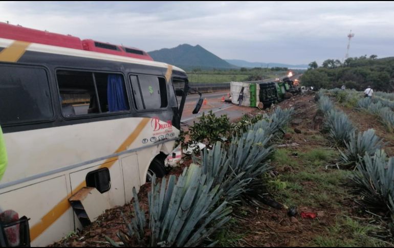 El percance sucedió alrededor de las 00:20 horas entre los municipios de Tequila y Amatitán. ESPECIAL /