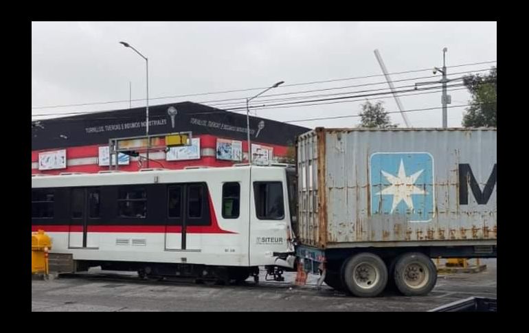 Según testigos, el conductor del tráiler le quiso ganarle el paso al operador del tren. ESPECIAL /