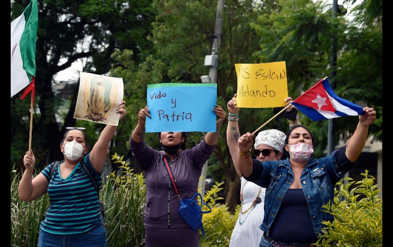 Cubanos gritan consignas contra el presidente de Cuba, Miguel Díaz-Canel, a las afuera del consulado de Cuba en la Ciudad de México. AFP/A. Estrella