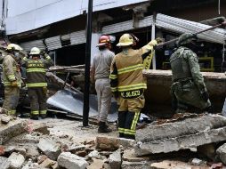 Elementos de Protección Civil de Guadalajara ya están en el lugar para ayudar en la remoción de escombros. ESPECIAL /