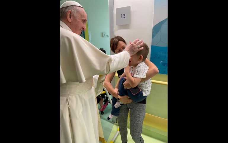 La visita al pabellón oncológico infantil de la Policlínica Gemelli, en el mismo piso 10 que la suite papal, ocurrió por la tarde. EFE/Sala Stampa Santa Sede