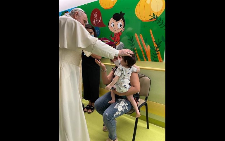 La visita al pabellón oncológico infantil de la Policlínica Gemelli, en el mismo piso 10 que la suite papal, ocurrió por la tarde. EFE/Sala Stampa Santa Sede