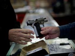 Una ley federal promulgada en 1968 prohíbe a distribuidores con licencia federal vender pistolas a menores de 21 años. EFE/ARCHIVO