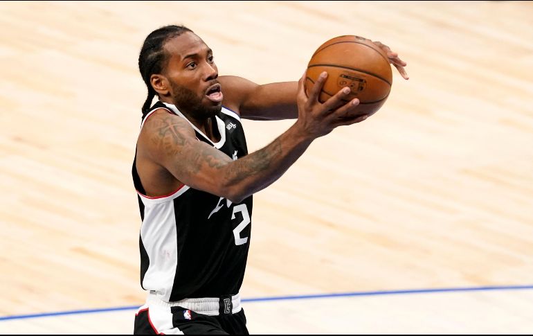 Ganador de dos anillos con los San Antonio Spurs y los Toronto Raptors, Leonard se lesionó en la rodilla derecha en el cuarto partido de la semifinal de la Conferencia Oeste ante los Utah Jazz. AFP/ARCHIVO