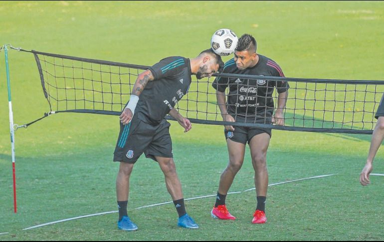 CORONA Y ÁLVAREZ. Ambos jugadores estarán en el ataque de la oncena azteca cuando jueguen la segunda ronda del torneo de Concacaf en suelo estadounidense. TWITTER / @MISELECCION