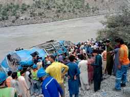 ACCIDENTE. Así quedó el autobús accidentado, donde murieron 13 personas. AP