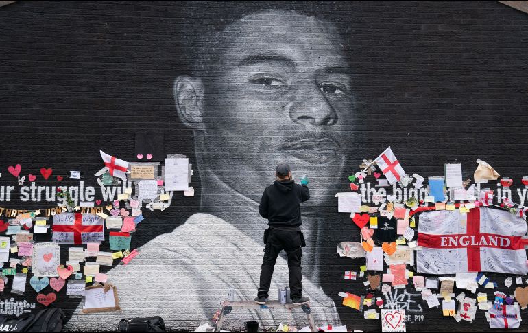 El primer ministro también avisa que se prohibirá la entrada a los partidos a cualquier persona que sea declarada culpable de insultos racistas contra jugadores a través de la red. AP / J. Super