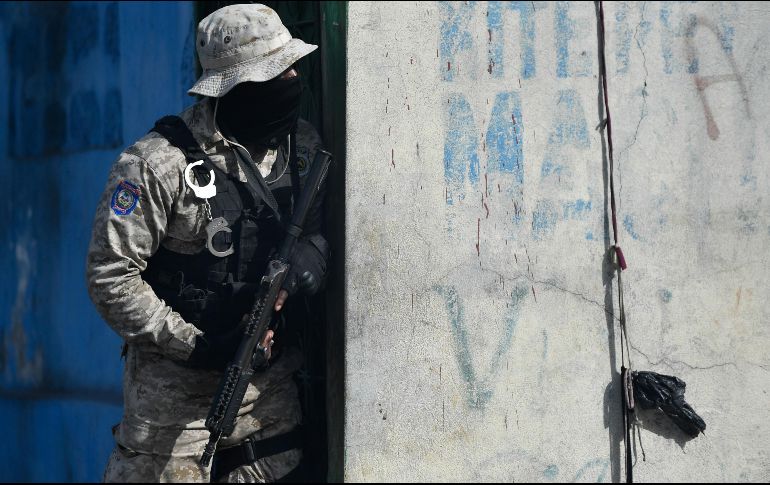 Las autoridades continuaban buscando el miércoles a los sospechosos del ataque del 7 de julio a la residencia privada del mandatario haitiano. AP / ARCHIVO