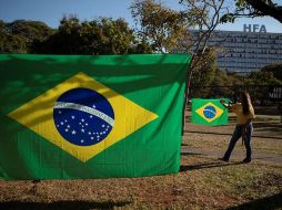Simpatizantes del presidente de Brasil, Jair Bolsonaro, realizan una vigilia frente al Hospital de las Fuerzas Armadas (HFA), donde el mandatario se encuentra hospitalizado. EFE/J. Alves