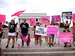 Cientos de manifestantes se congregaron en la puerta de los Juzgados de los Ángeles para reivindicar la libertad de la artista. AP/
