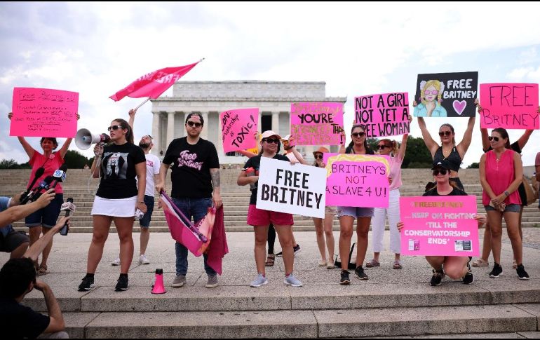Cientos de manifestantes se congregaron en la puerta de los Juzgados de los Ángeles para reivindicar la libertad de la artista. AP/