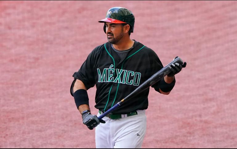 En un video difundido por Mariachis se observa al ''Titán'' sosteniendo una plática con el pitcher japonés Masaru Nakamura, quien le indica cómo decir algunas frases en su idioma. IMAGO7