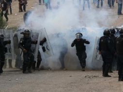 Los habitantes que impiden la salida de los funcionarios y elementos de seguridad tienen varias peticiones para las autoridades federales. AP/ARCHIVO