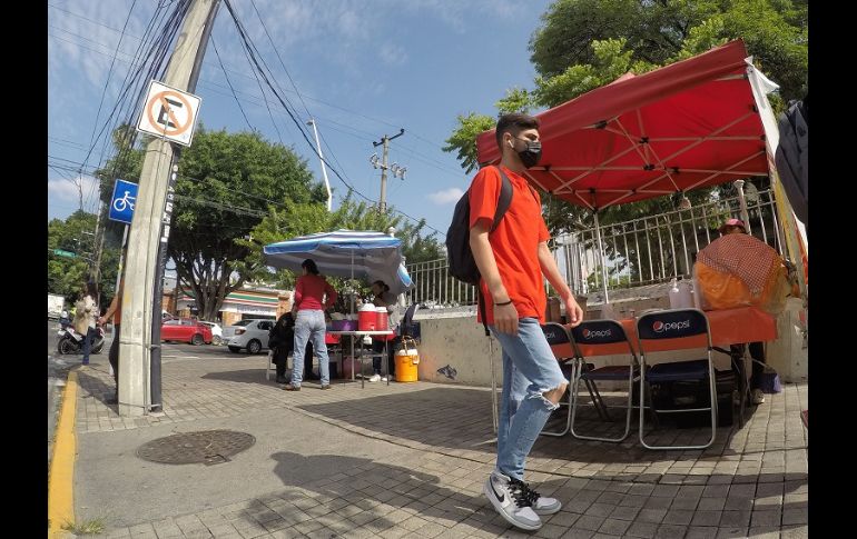 El espacio que se aprecia que dejan libre para los peatones es de alrededor de 50 a 60 centímetros. EL INFORMADOR/A. Camacho