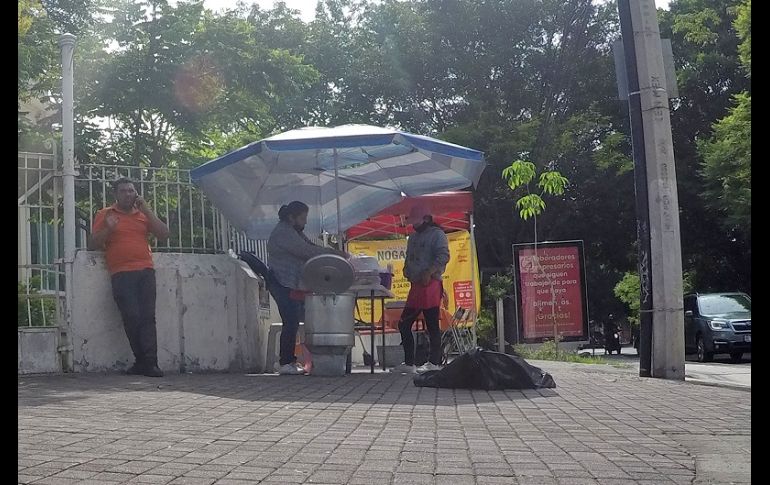 El espacio que se aprecia que dejan libre para los peatones es de alrededor de 50 a 60 centímetros. EL INFORMADOR/A. Camacho