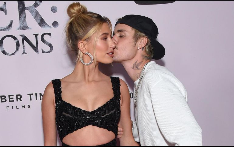 La pareja fue captada en un video donde Bieber habla efusivamente moviendo el brazo. AFP/ARCHIVO