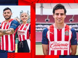 El jersey de Chivas tiene las mangas en azul marino. Tienes las cinco rayas en rojo y blanco con los patrocinadores en el pecho y mangas, sin olvidar a la marca felina que los patrocina. ESPECIAL / Chivas