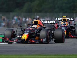 Verstappen (frente) cubrió la mítica pista inglesa en un 1:27.035, mientras que 