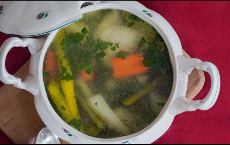 Disfruta de un delicioso caldo de pollo con verduras en familia. ESPECIAL/Photo by Karolina Kolodzieiczak on Unsplash.